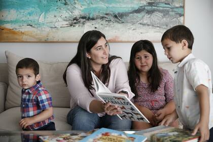 Delfina Kalfaian con sus hijos, Lucrecia, Ignacio y Felipe