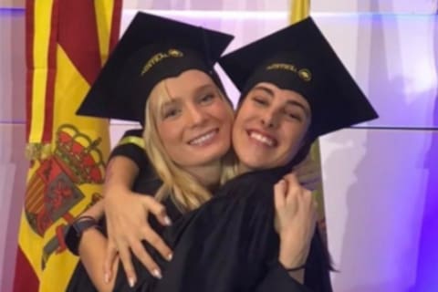 Delfina Lanusse y Chantal Leclercq se abrazan y sonríen durante un acto de graduación de la carrera de Medicina en una universidad de gestión privada