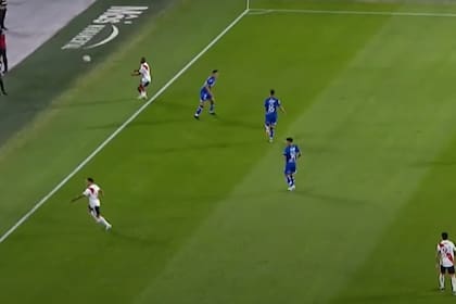 Delfina Lombardi, una alcanzapelotas de River, fue crucial para el gol de Nacho Fernández ante Unión, en la victoria por 1-0 en 2023: le da rápido la pelota a De la Cruz y de ahí nace la acción