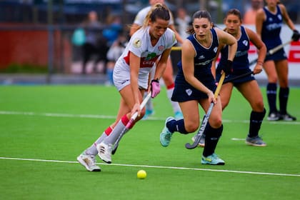 Delfina Merino, con la bocha en Banco Provincia vs. Quilmes