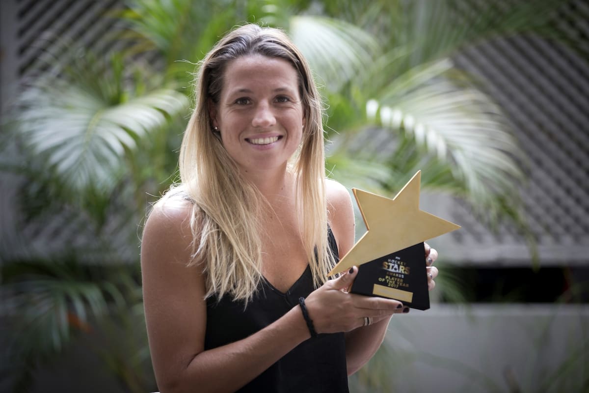 Delfina Merino posa con el premio de la Mejor Jugadora del Mundo que le otorgó la Federación Internacional en Berlín