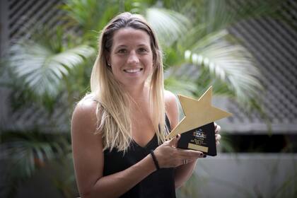 Delfina Merino posa con el premio de la Mejor Jugadora del Mundo que le otorgó la Federación Internacional en Berlín