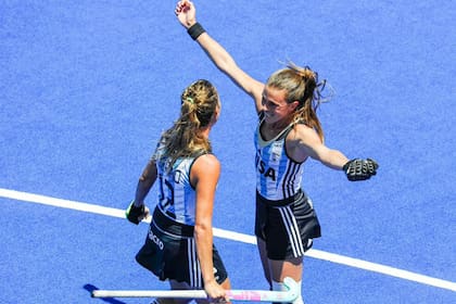 Delfina Merino va al encuentro de Carla Rebecchi, autora de dos goles ante Estados