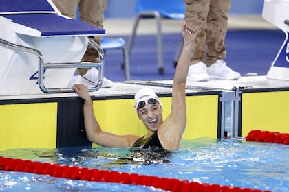 Delfina Pignatiello, la mejor nadadora nacional del momento, no puede entrenarse como lo necesita y su preparador se queja.