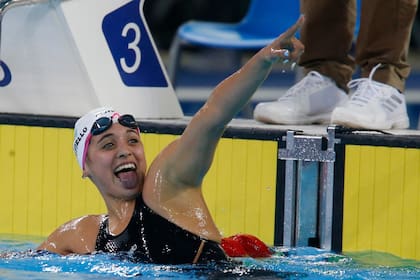 Delfina Pignatiello ya ganó: celebra en el agua su primera medalla de oro panamericana.