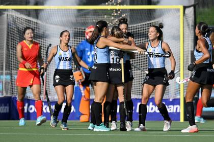 Delfina Thome marcó el primero en el encuentro anterior, por eso recibe las felicitaciones de sus compañeras Leonas