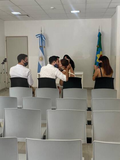 Delfina Tillous y Mati con el barbijo abajo para darse un beso después de dar el sí.