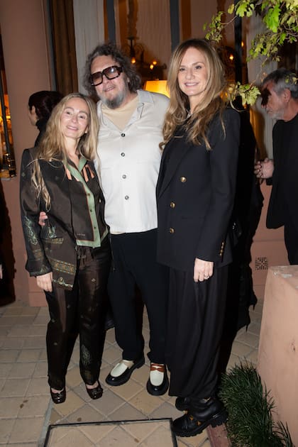 Delfina Vázquez Maiztegui, el creativo publicitario Ramiro Agulla y Margarita Anzorreguy.