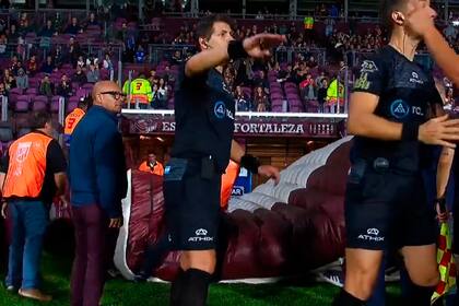 Delfino espera y le pide a los jugadores que no se amontonen