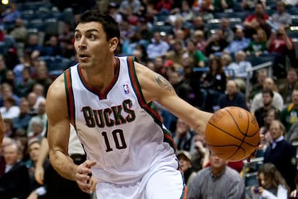 Delfino jugó ocho temporadas en la NBA.