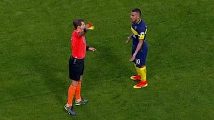 Delfino lo echa a Tevez en el partido que Boca le ganó a Belgrano por 3 a 0, el 11 de septiembre pasado, en la Bombonera