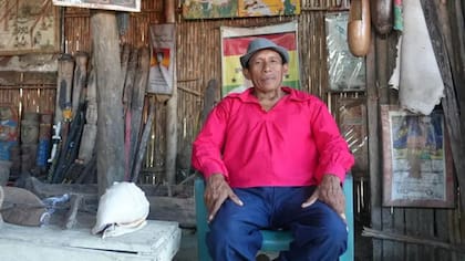 Delfino, uno de los pocos que se quedaron en la isla, tiene un pequeño museo con herramientas e instrumentos gunas.