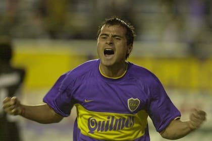 Delgado celebra su gol; es el 1 a 0, a los 14m del segundo tiempo