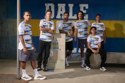 Delgado, Herrera, Paredes, Cavani, Merentiel y Zeballos: los futbolistas de Boca posan con la nueva indumentaria del club