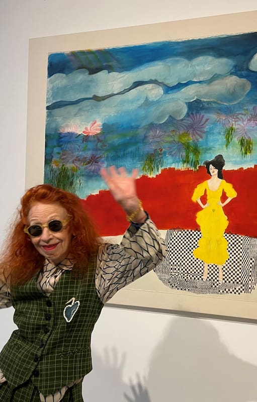 Delia Cancela baila junto a una de sus obras exhibidas en la galería Herlitzka & Co