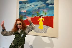 Delia Cancela baila junto a una de sus obras exhibidas en la galería Herlitzka & Co