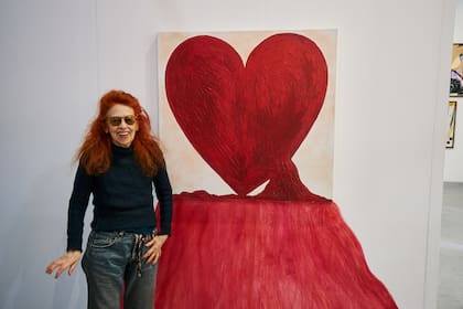 Delia Cancela con su obra en Ruth Benzacar, el año pasado