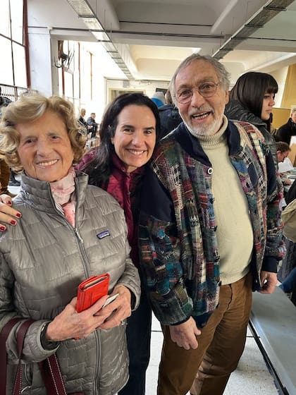 Delia Cané de Biquard junto a su hija y a Luis Brandoni, votando el mismo día en el que cumple 90 años