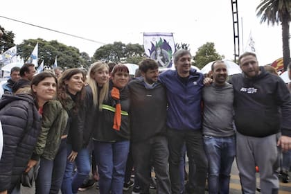 D'Elia cuestionó el saludo de Máximo Kirchner con Grabois en la marcha del 24 de marzo.