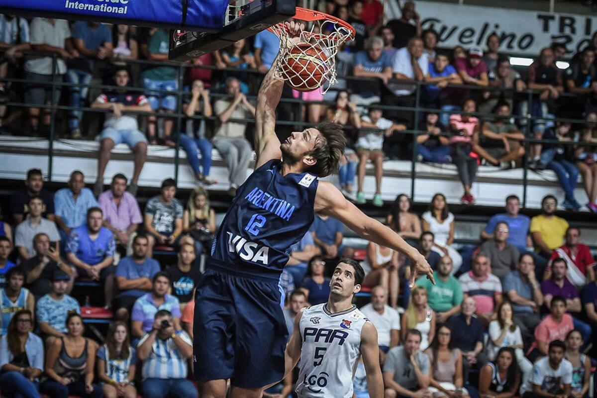 Delía, en el aire, vuelca la peluca.