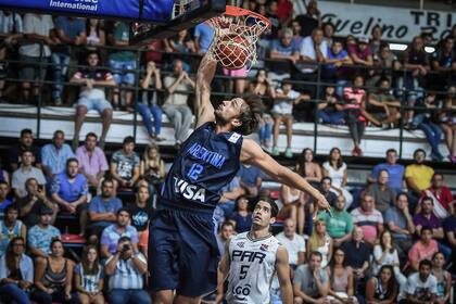 Delía, en el aire, vuelca la peluca.