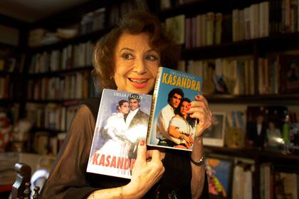 Delia Fiallo sostiene sus libros Kasandra durante una entrevista en su casa en Miami en 2011. La escritora falleció este martes a los 96 años