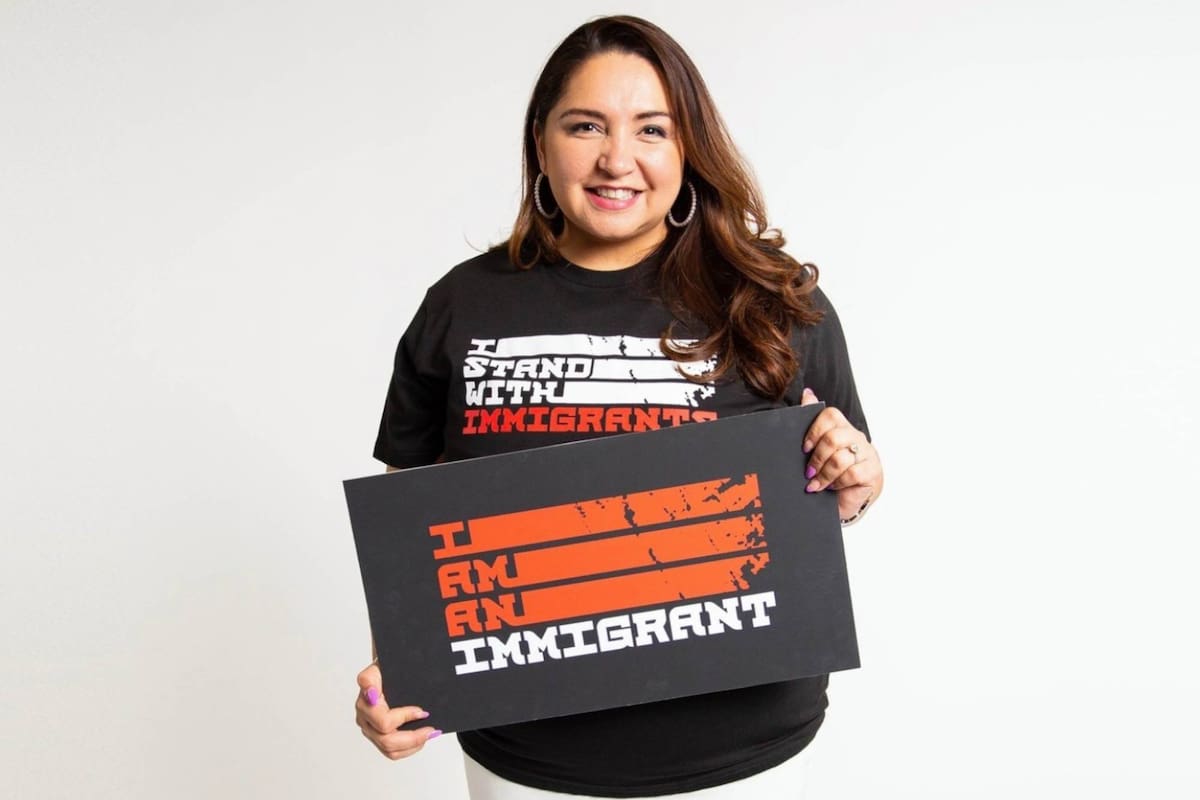 Delia Ramírez es estadounidense, hija de inmigrantes guatemaltecos, y se encuentra casada con un beneficiario del DACA