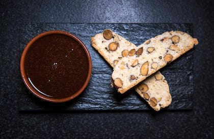 "Sopa" de chocolate amargo con licor de amaretto y biscotti, delicatessen de El Mercado.