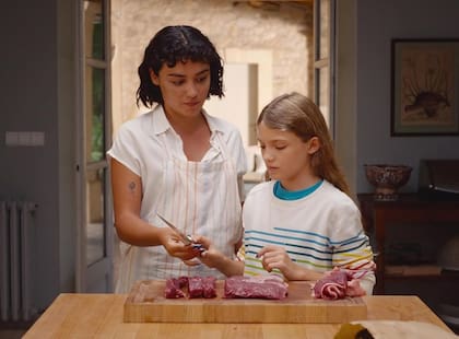 Delicia tiene como protagonista a Teodora, una empleada doméstica capaz de corromper la paz ficticia de una familia alemana adinerada