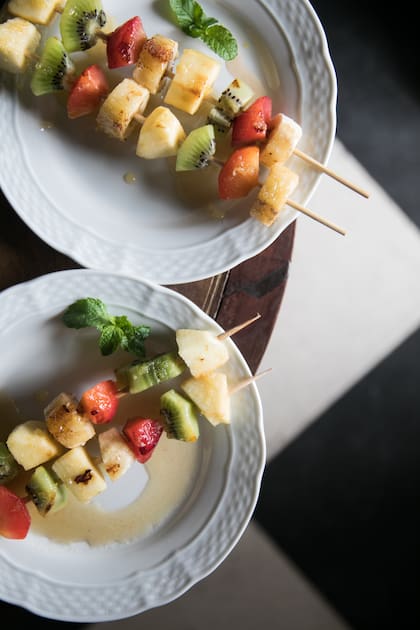 Deliciosa brochette de frutas para
coronar el almuerzo.