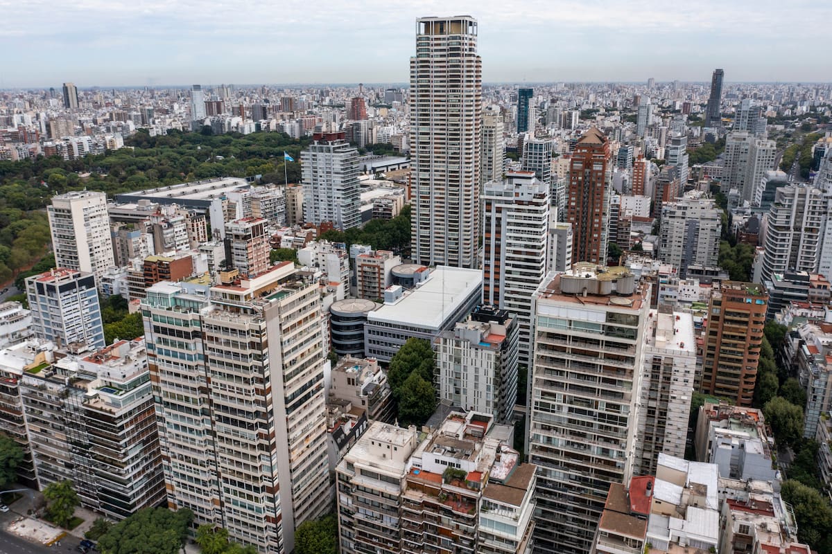 Delimitado por las calles Soler, Scalabrini Ortiz, Córdoba y Gallo, este barrio se destaca por su transformación notable en el mercado inmobiliario.