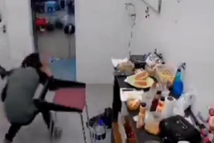 Delincuentes armados desvalijaron un local de videojuegos en plena avenida Mario Bravo, en Mar del Plata.