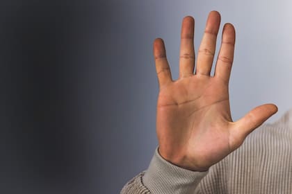 Delincuentes simularon cortarle el dedo a un joven y lo golpearon a él y a su padre durante un violento robo ocurrido en La Plata