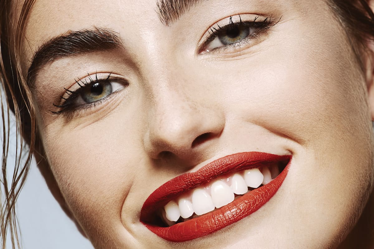 Delineados intensos y labios rojos, los protagonistas