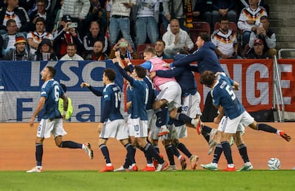 Delirio griego al momento del gol de Kourbelis que quedará en la historia: primer triunfo contra Alemania.