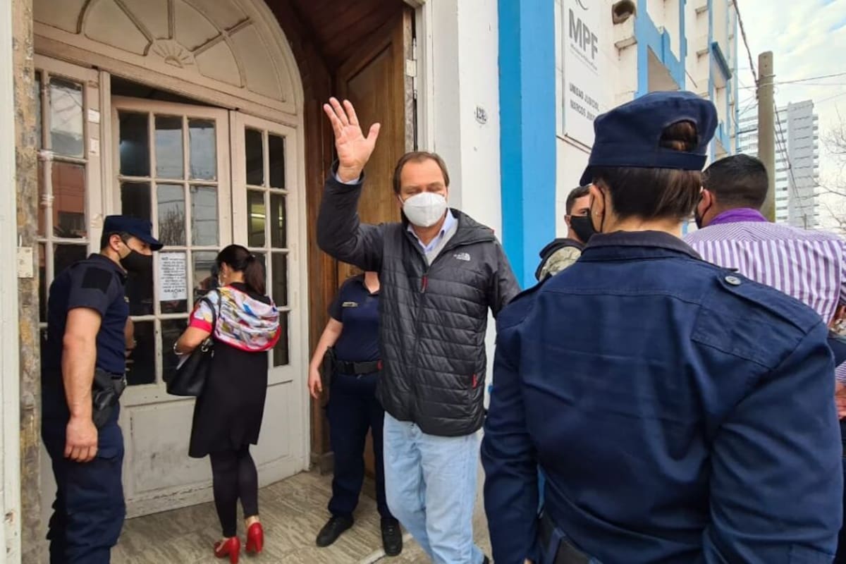 Dellarossa aclamado por vecinos al presentarse a la citación judicial.