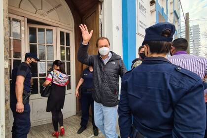 Dellarossa aclamado por vecinos al presentarse a la citación judicial.