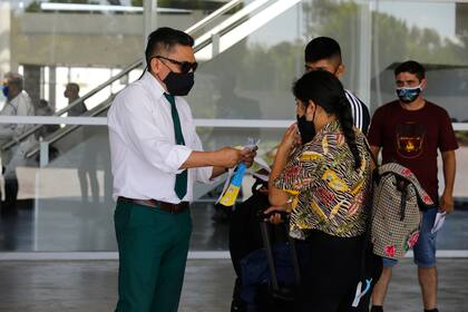 La terminal cuenta con 47 dársenas para colectivos y 56 boleterías en el piso superior que están vacías o terminando de instalarse a excepción de unas pocas que venden pasajes