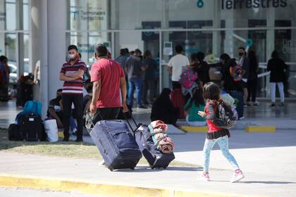 Los especialistas señalan que es seguro viajar si las personas se mantienen dentro de su burbuja y en lugares ventilados