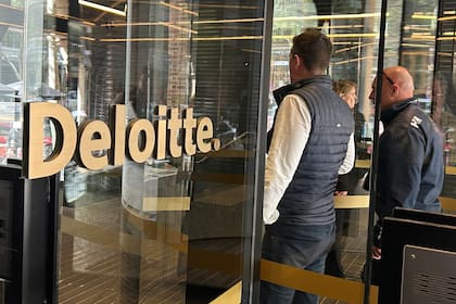 Deloitte reembolsará parcialmente al gobierno australiano por reporte con errores generados por IA