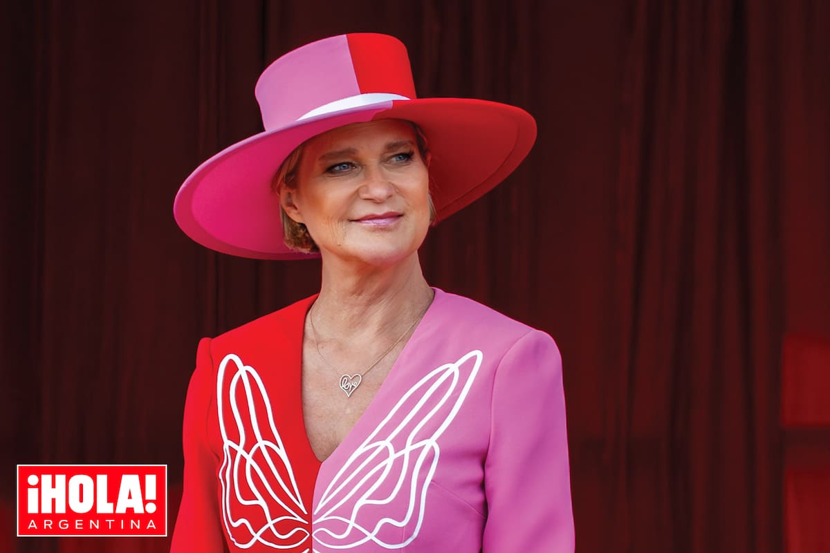 Delphine fue reconocida como hija de Alberto II de Bélgica luego de que diera positivo un examen de ADN en enero de 2020. Aficionada al arte y la moda, la presencia de la royal en el desfile por el Día Nacional fue una de las más comentadas por su llamativo conjunto en rosa y rojo, con una gran mariposa sobre el pecho.