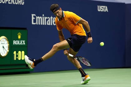 Delpo tira una gran Willy, durante la final del US Open con Djokovic