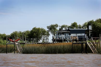 La desembocadura del río San Antonio está repleta de muelles construidos por Venencio