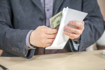 DeLuca retiraba el efectivo, lo colocaba en un sobre y lo dejaba en la oficina o el vehículo del colaborador