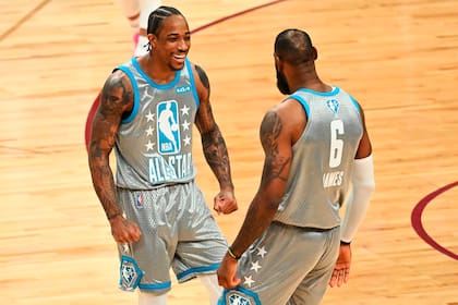 DeMar DeRozan y LeBron James: el jugador de los Bulls participó del All Star con las zapatillas que utilizó cuando se colgó la camiseta 20 de Manu Ginóbili en el AT&T Center de San Antonio Spurs