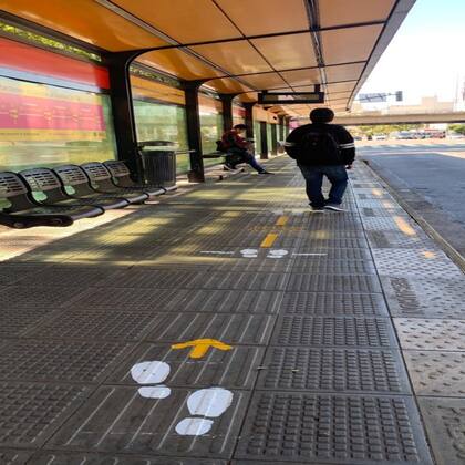 Demarcan la distancia ideal entre pasajeros en las paradas de colectivos