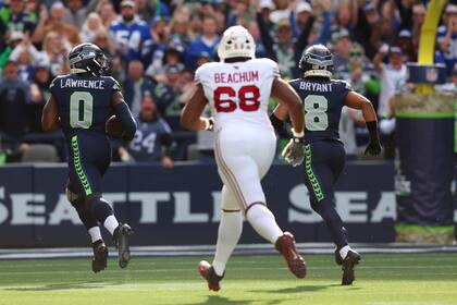 DeMarcus Lawrence logra dos anotaciones defensivas y Seahawks dominan 44-22 a Cardinals