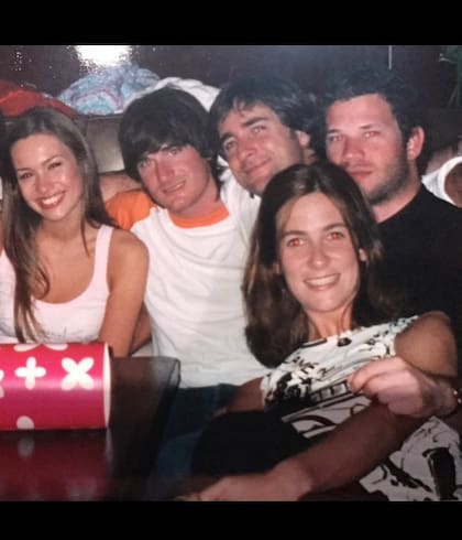 Demaría junto a su expareja, Carolina "Pampita" Ardohain y su grupo de amigos