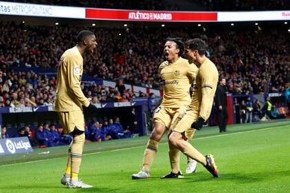 Dembélé, autor del gol de Barcelona, festeja con Koundé y Pedri