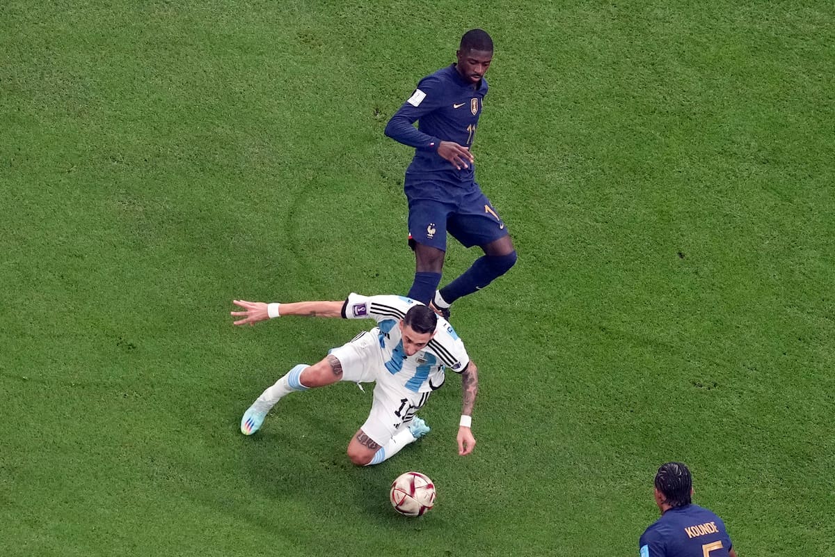 Dembelé cometiéndole penal a Di María, que luego Messi transformó en el primer gol de la Argentina ante Francia, en la final de Qatar 2022